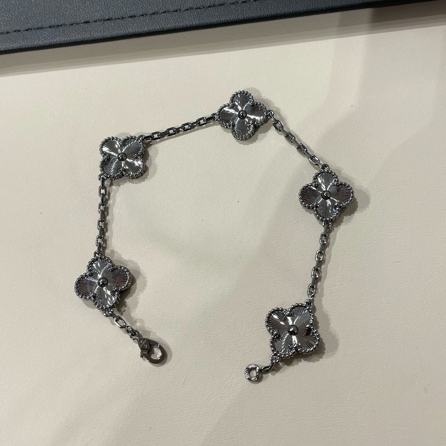[⭐JeweliWhal]CLOVER 5 MOTIF BLACK BRACELET