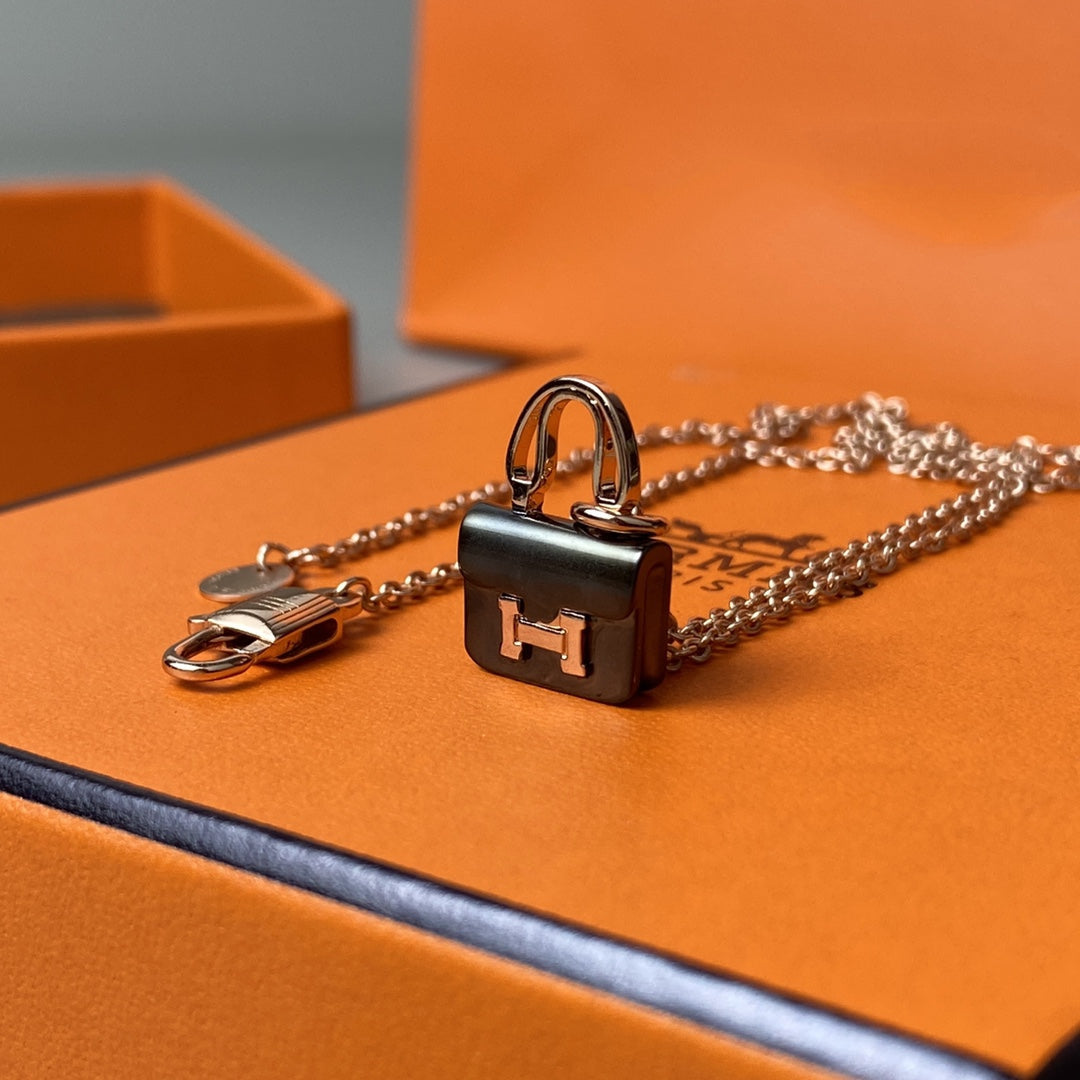 [⭐JeweliWhal]CONSTANCE BLACK PEDANT PINK GOLD NECKLACE