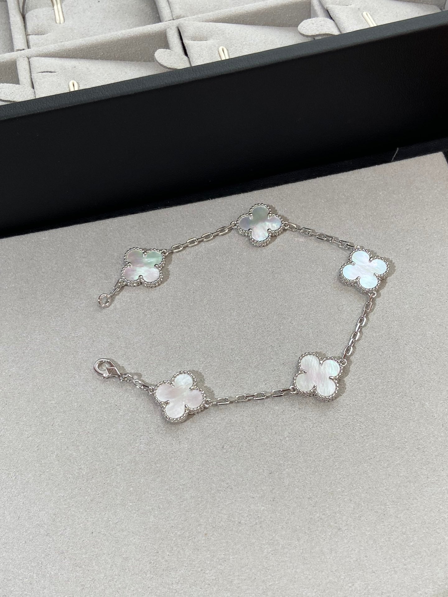 [⭐JeweliWhal]CLOVER WHITE PEARL MOP 5 MOTIF BRACELET COLLECTION