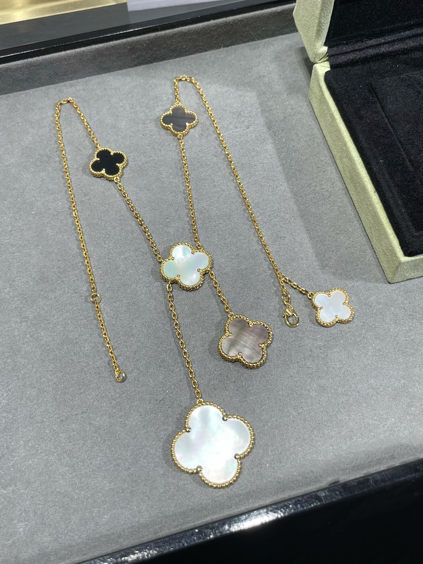 [⭐JeweliWhal]CLOVER 6 MOTIF MOP ONYX GOLD NECKLACE