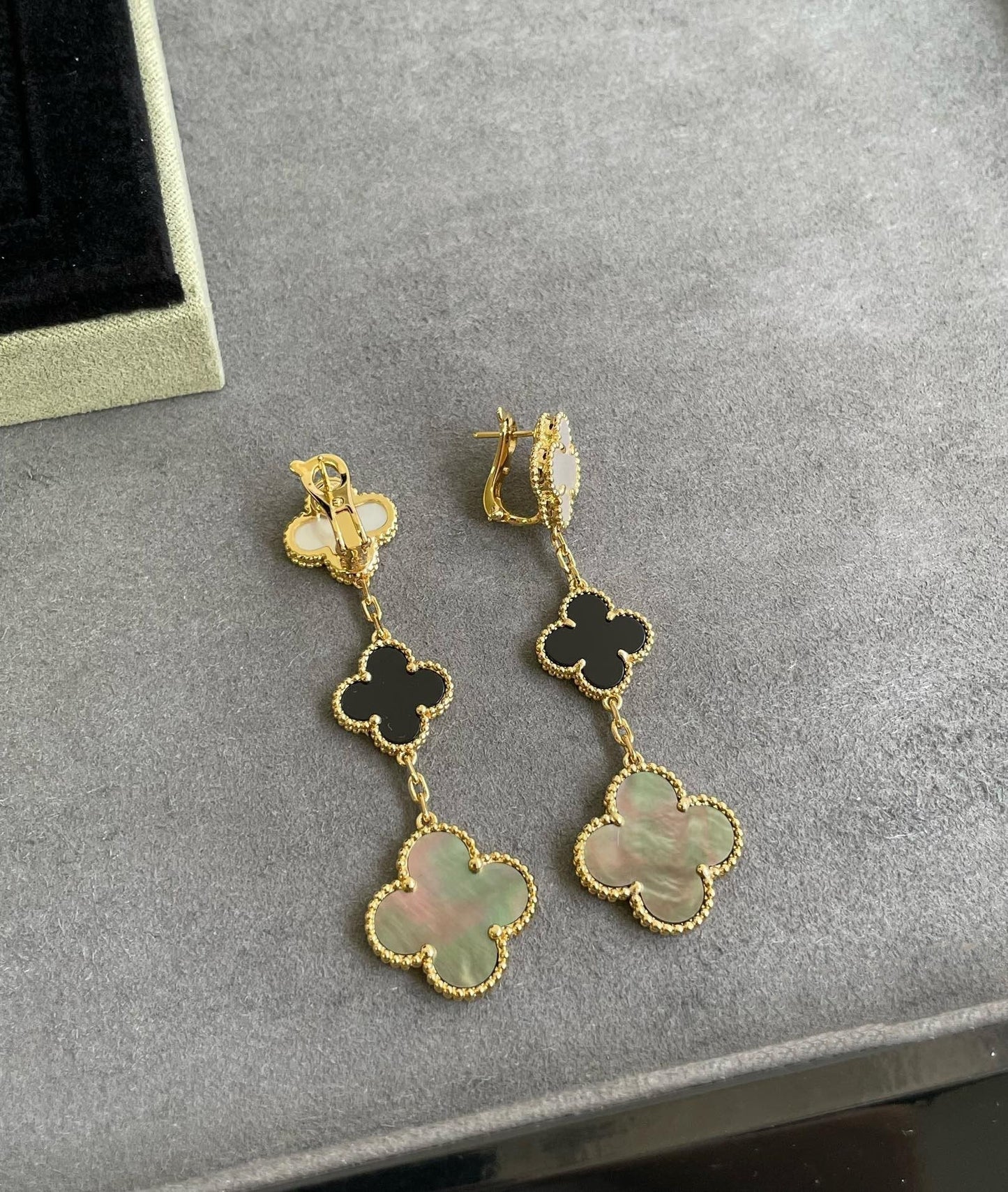 [⭐JeweliWhal]CLOVER 3 MOTIF MOP ONYX DARK MOP PINK GOLD EARRINGS