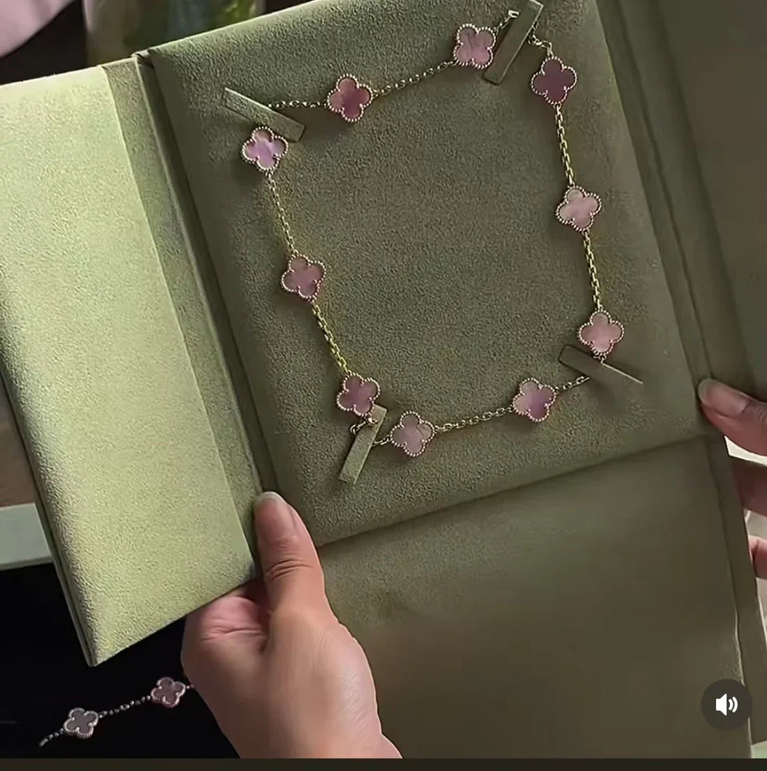 [⭐JeweliWhal Jewellery] Pink Necklace with Ten Clover Designs
