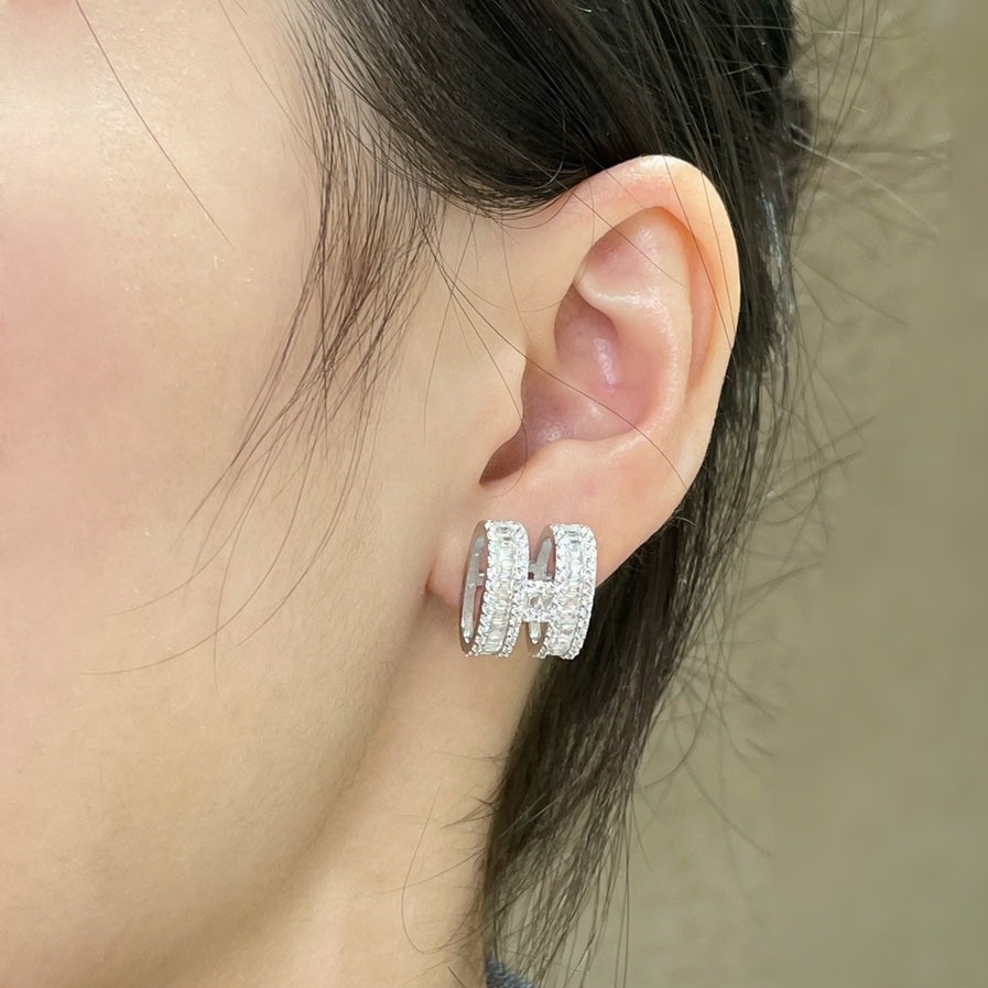 [⭐JeweliWhal]H STUD EARRINGS WITH SILVER DIAMONDS