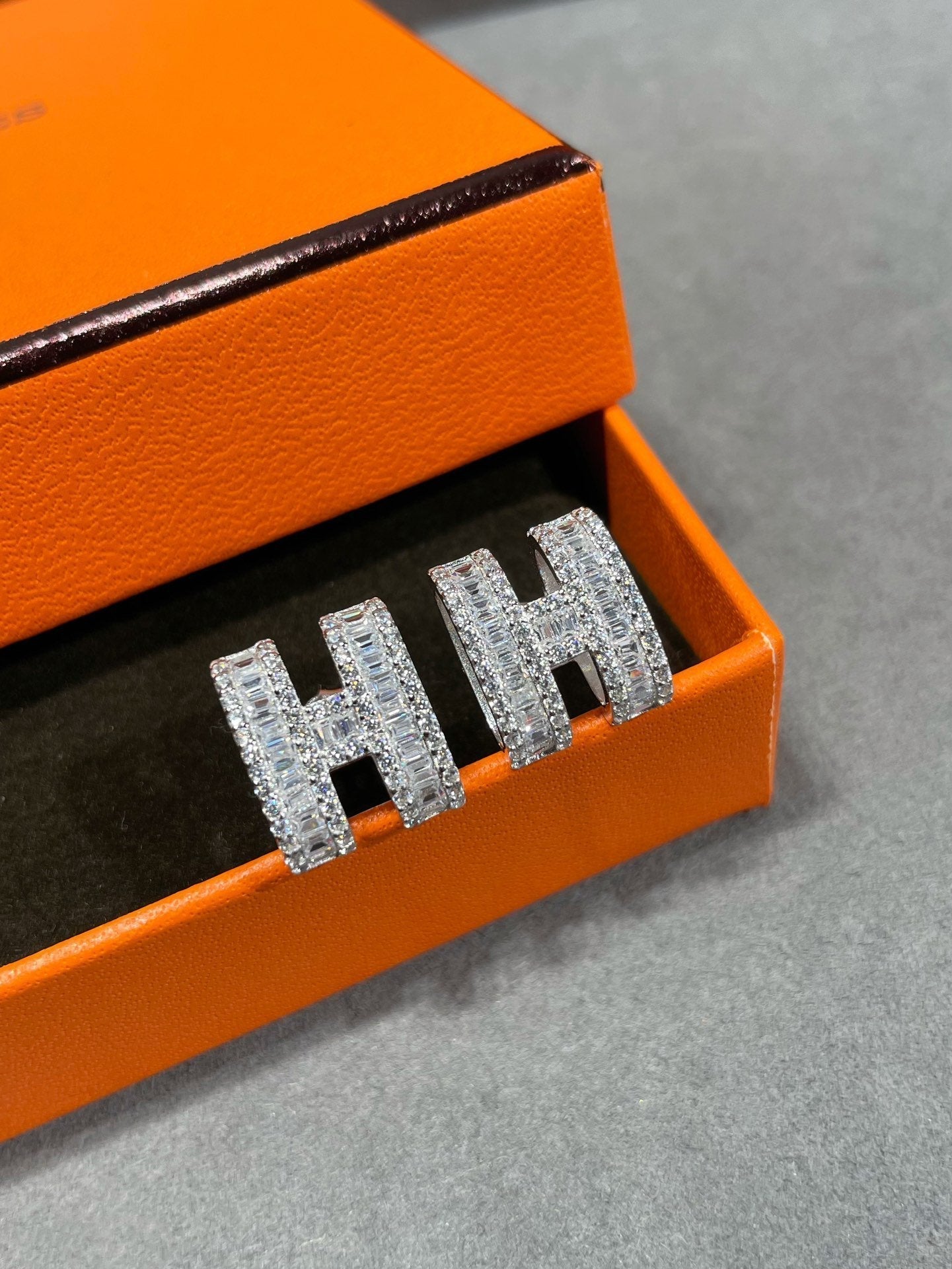 [⭐JeweliWhal]H STUD EARRINGS WITH SILVER DIAMONDS